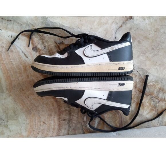 Nike Air Force 1 Low Panda Black White Swoosh boy's size 2.5Y - Picture 2 of 8